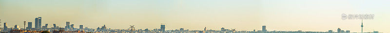 日出时马德里天际线的全景。全景图包括位于Plaza de España的Torre de Madrid大楼和电信塔Torrespaña之间的空间。